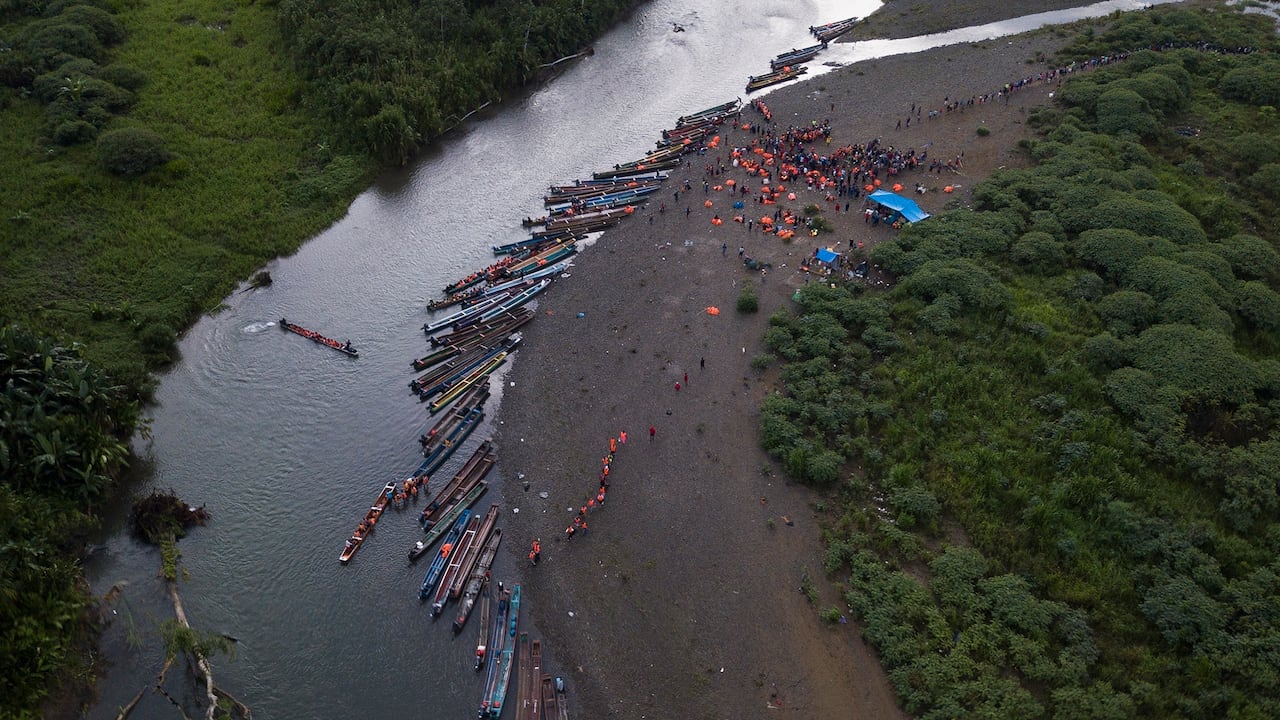 Migrantes en su ruta hacia el norte toman botes a motor para seguir el recorrido, en Bajo Chiquito, en la provincia de Darién, Panamá, el jueves 5 de octubre de 2023, tras atravesar a pie por el Tapón del Darién desde Colombia.