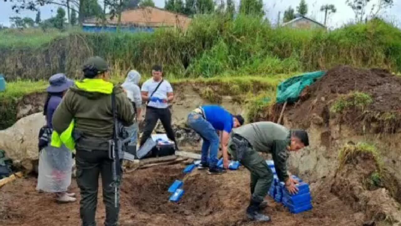 La cocaína estaba enterrada alrededor de una casa.
