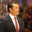 Hegseth ha sido una figura prominente en los medios, defendiendo políticas de derecha y promoviendo una visión nacionalista y militarista en sus intervenciones.