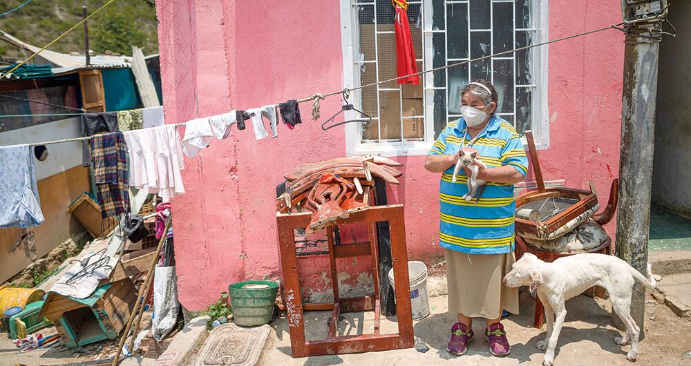 Miles de familias entraron en emergencia, por lo cual muchas pedían ayuda al gobierno con los trapos rojos.