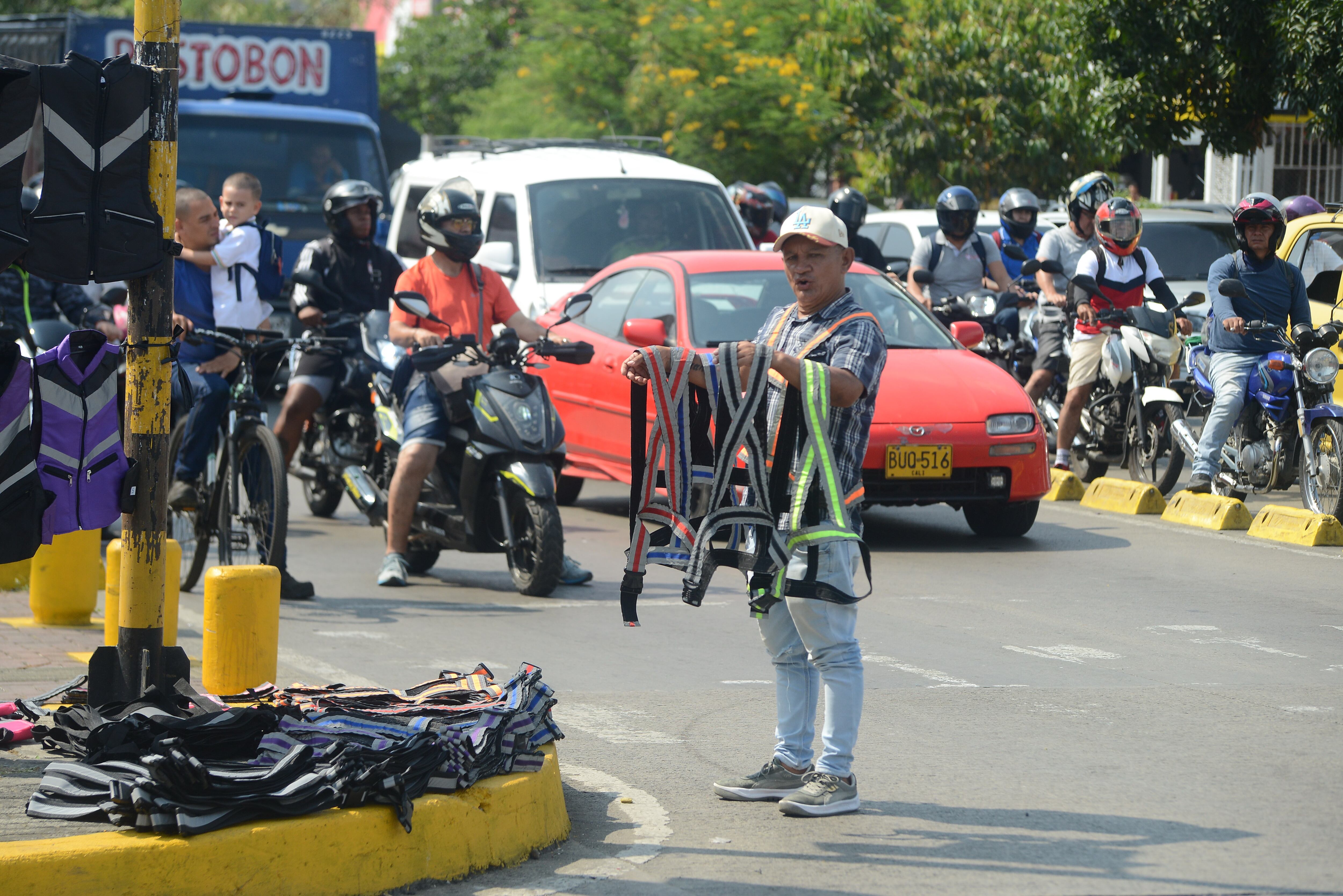 Cali: Operativos del tránsito contra motociclistas disparan ventas de chalecos y cintas reflectivas en los diferentes semáforos de la ciudad. Foto José L Guzmán. El País, enero 29-24