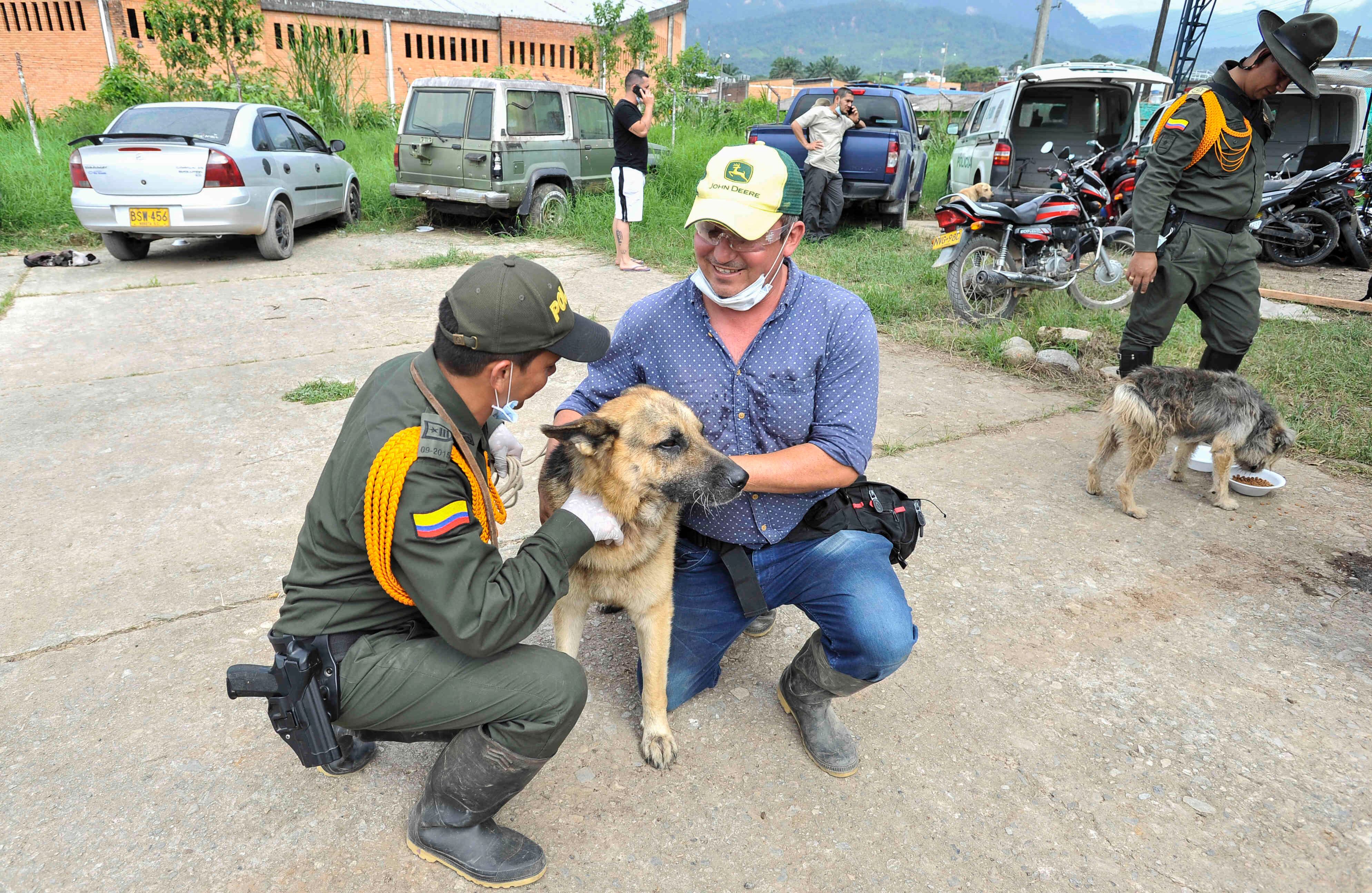 El sargento José Arroyave, quien rescató a Rex, lo entrega a su dueño, el miércoles 5 de abril de 2017, en un refugio provisional en Mocoa, Putumayo, luego de que una avalancha de lodo y piedra —la noche del 31 de marzo— provocada por el desbordamiento de los ríos Mocoa, Mulato y Sangoyaco, matara a por lo menos 301 personas y dejara un número indeterminado de desaparecidos. Foto: Carlos Julio Martínez / Enviado Especial de SEMANA 