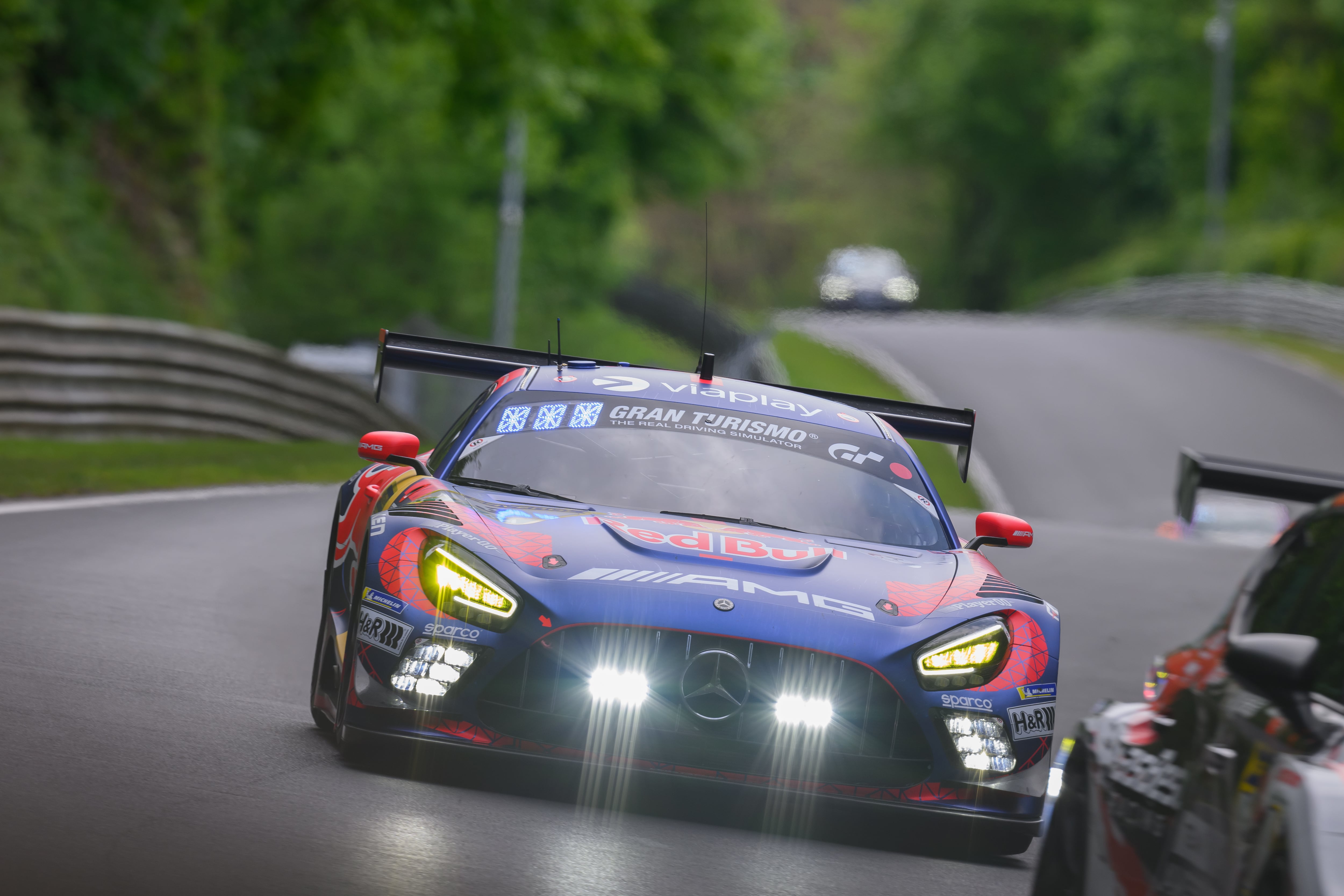 Las 24 horas de Nürburgring 2026 ponen a prueba la resistencia de pilotos y vehículos en uno de los circuitos más exigentes del mundo.