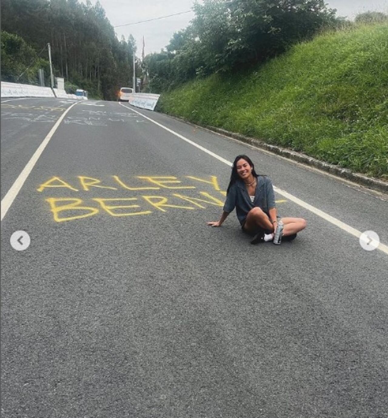 Mafe Motas pinta el nombre de Egan Bernal en la carretera durante el Tour de Francia 2023.