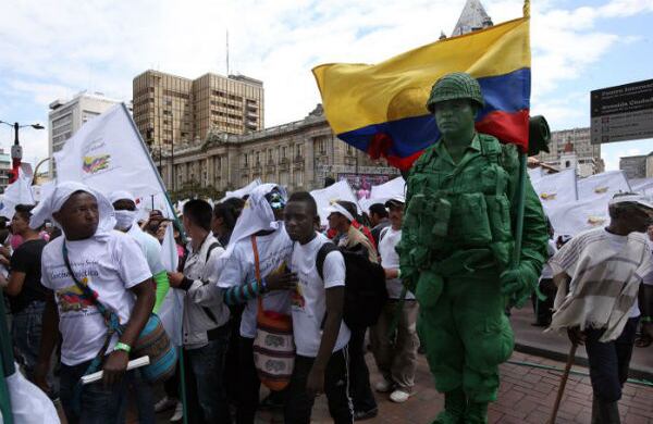 Diferentes personas salieron a la marcha pero a trabajar. Fotografía: León Darío Peláez / SEMANA.