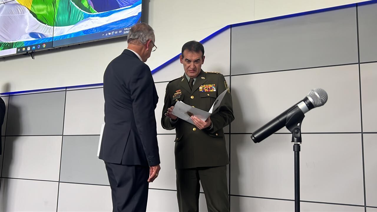 El ministro de Defensa, Iván Velásquez, junto al director de la Policía, general William Salamanca.