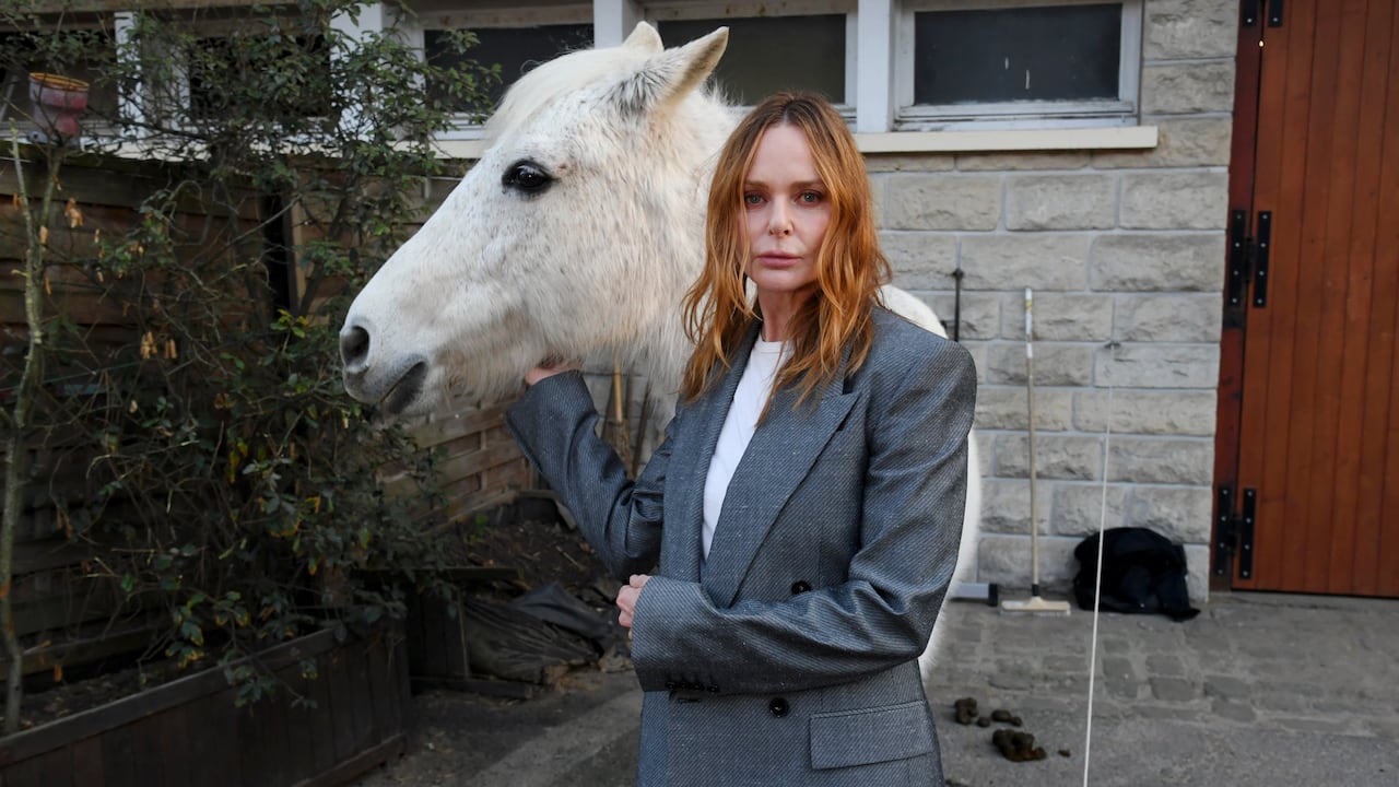 Stella McCartney ha diseñado el vestuario de grandes personalidades como Madonna, Annie Lennox, Gwyneth Paltrow y Jude Law, entre otros.