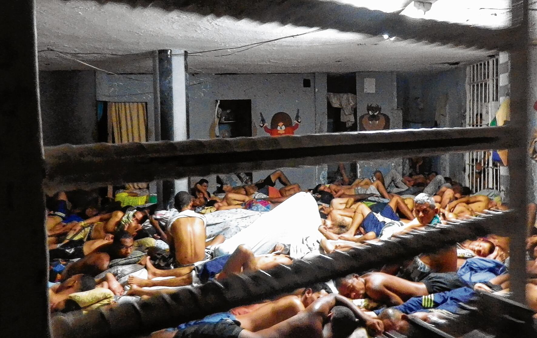 Tanto la Personería como la Defensoría del Pueblo han denunciado las condiciones de hacinamiento y los problemas de infraestructura de la cárcel de Villahermosa de Cali. Actualmente, la sobrepoblación es del 267 %.