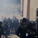 La policía lanza gases lacrimógenos en un centro de votación luego de que estallaron enfrentamientos cuando las autoridades electorales retrasaron la apertura debido a presuntas violaciones electorales durante los comicios generales en San José El Golfo, en las afueras de Ciudad de Guatemala, el domingo 25 de junio de 2023. (Foto AP/Moisés) Castillo)