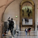 La gente pasea por el museo del Louvre, el miércoles 19 de mayo de 2021 en París. AP Photo/Thibault Camus