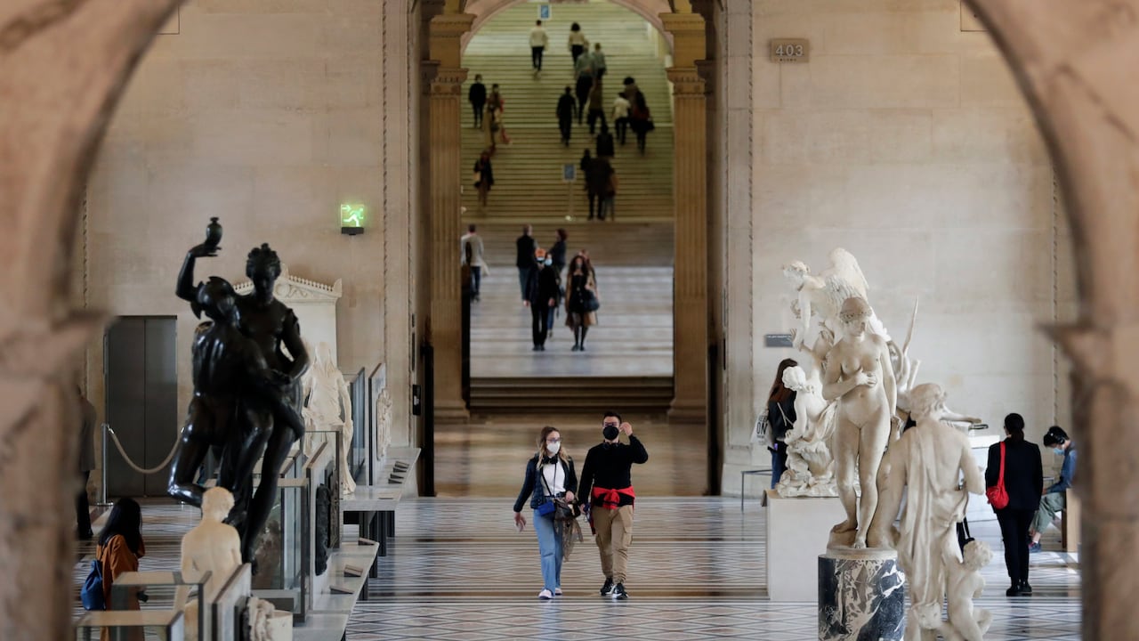 La gente pasea por el museo del Louvre, en París. AP Photo/Thibault Camus