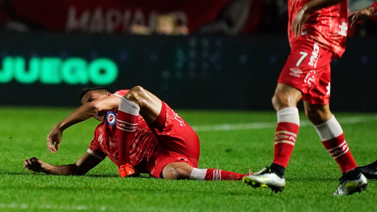 Luciano Sánchez, de Argentinos Juniors, se lesiona en una jugada con Marcelo, de Fluminense, durante el partido de la Copa Libertadores, disputado el martes 1 de agosto de 2023