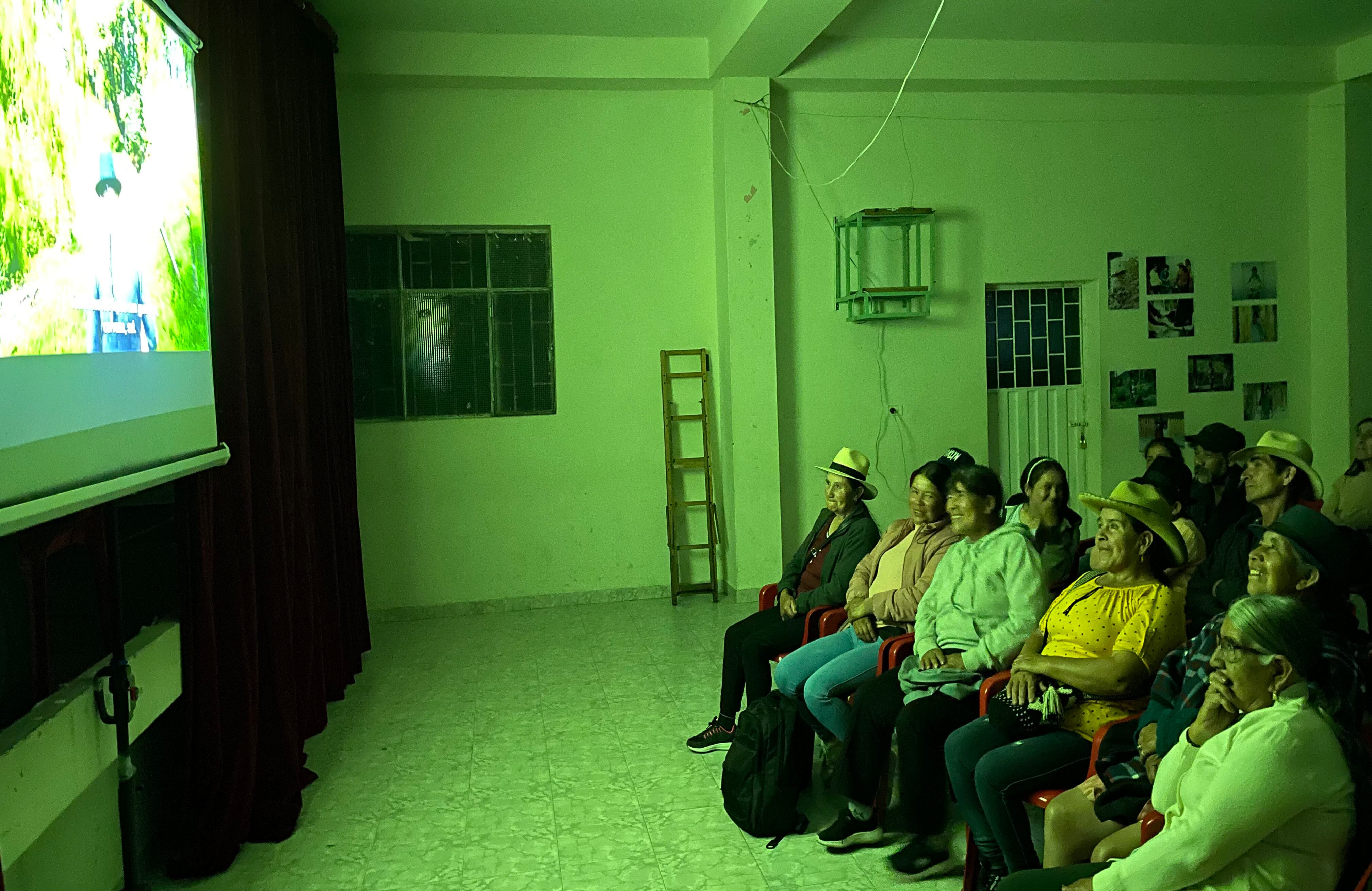 El evento incluyó una proyección del cortometraje 'Tinta Dulce', una exposición de los diferentes plantas tintóreas locales, objetos de cestería en rollo y fotografías en gran formato.