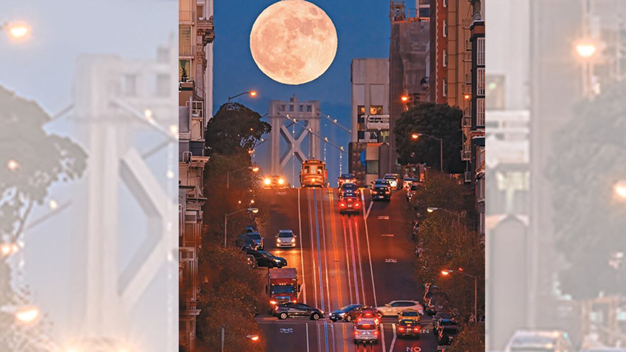 Tranvía de la calle California con el Bay Bridge al fondo