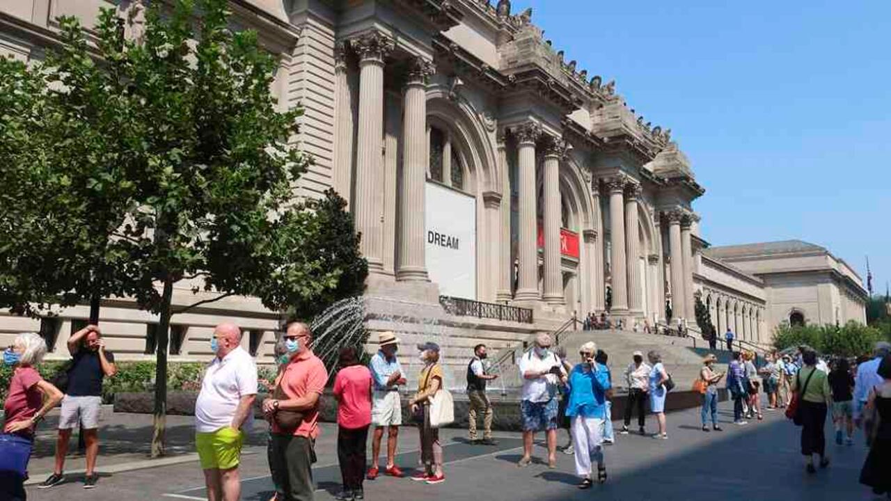 La gente hizo fila para ingresar al Museo Metropolitano de Arte este jueves, 27 de agosto de 2020, en el Upper East Side de Manhattan en la ciudad de Nueva York. El museo abrió sus galerías a sus miles de miembros el jueves y volvió a abrir al público en general este sábado por primera vez desde que la pandemia azotó la ciudad.