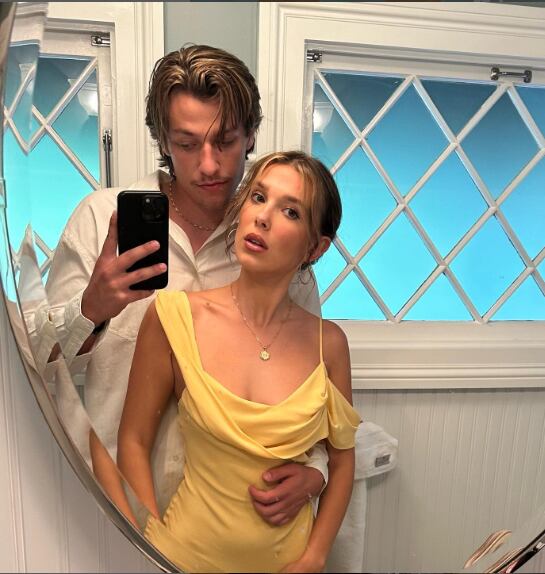 La joven pareja, de 19 y 21 años, anunciaron su compromiso el pasado 11 de abril a través de sus redes sociales.