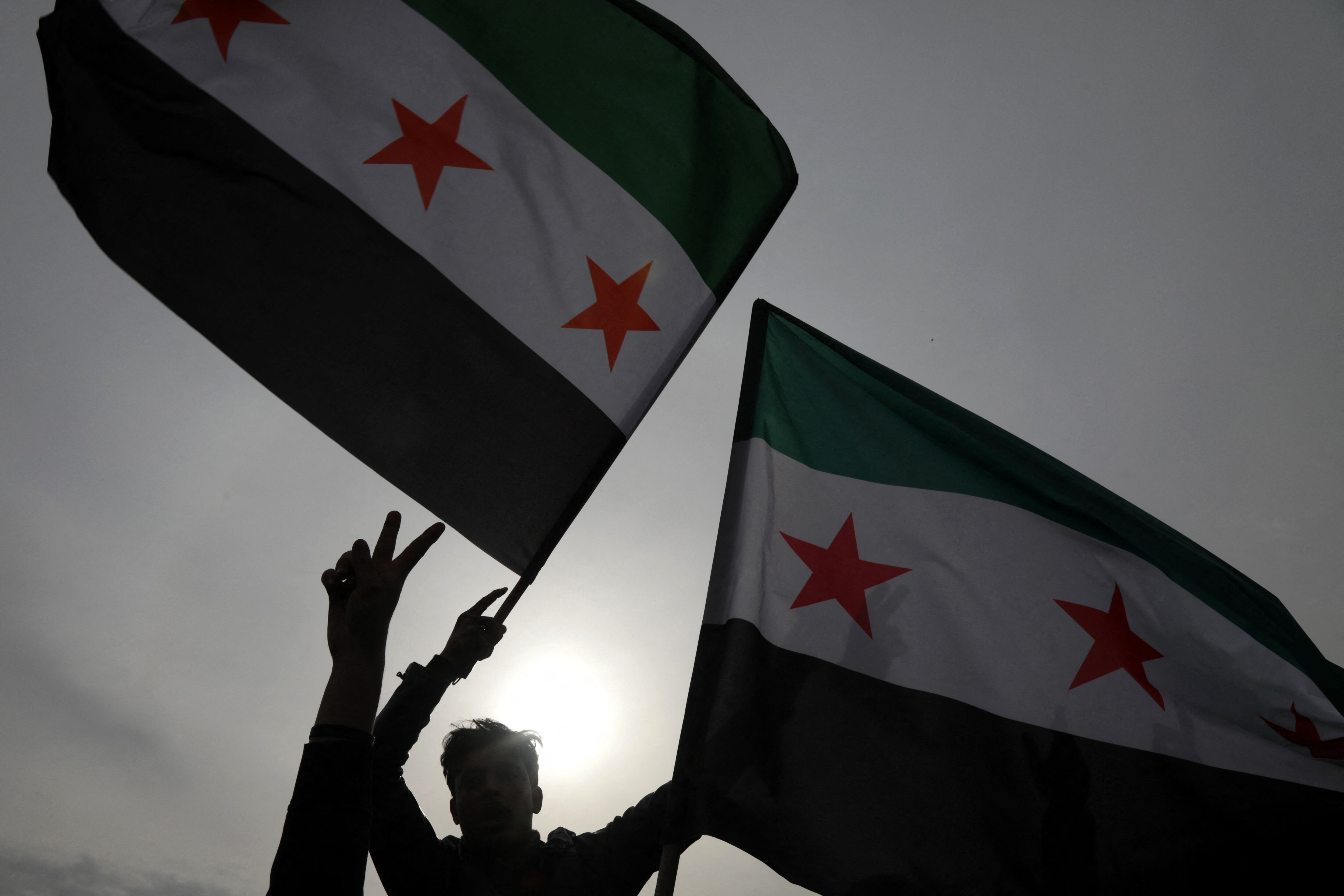 Los sirios ondean la bandera de la oposición en Arbil, la capital de la región autónoma kurda del norte de Irak, el 8 de diciembre de 2024, mientras celebran la captura de la capital, Damasco, por las fuerzas rebeldes.