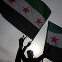 Los sirios ondean la bandera de la oposición en Arbil, la capital de la región autónoma kurda del norte de Irak, el 8 de diciembre de 2024, mientras celebran la captura de la capital, Damasco, por las fuerzas rebeldes.