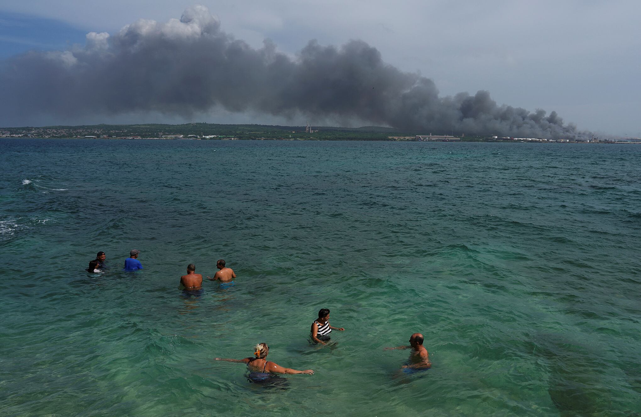 En imágenes : Incendio en puerto cubano de almacenamiento de combustible