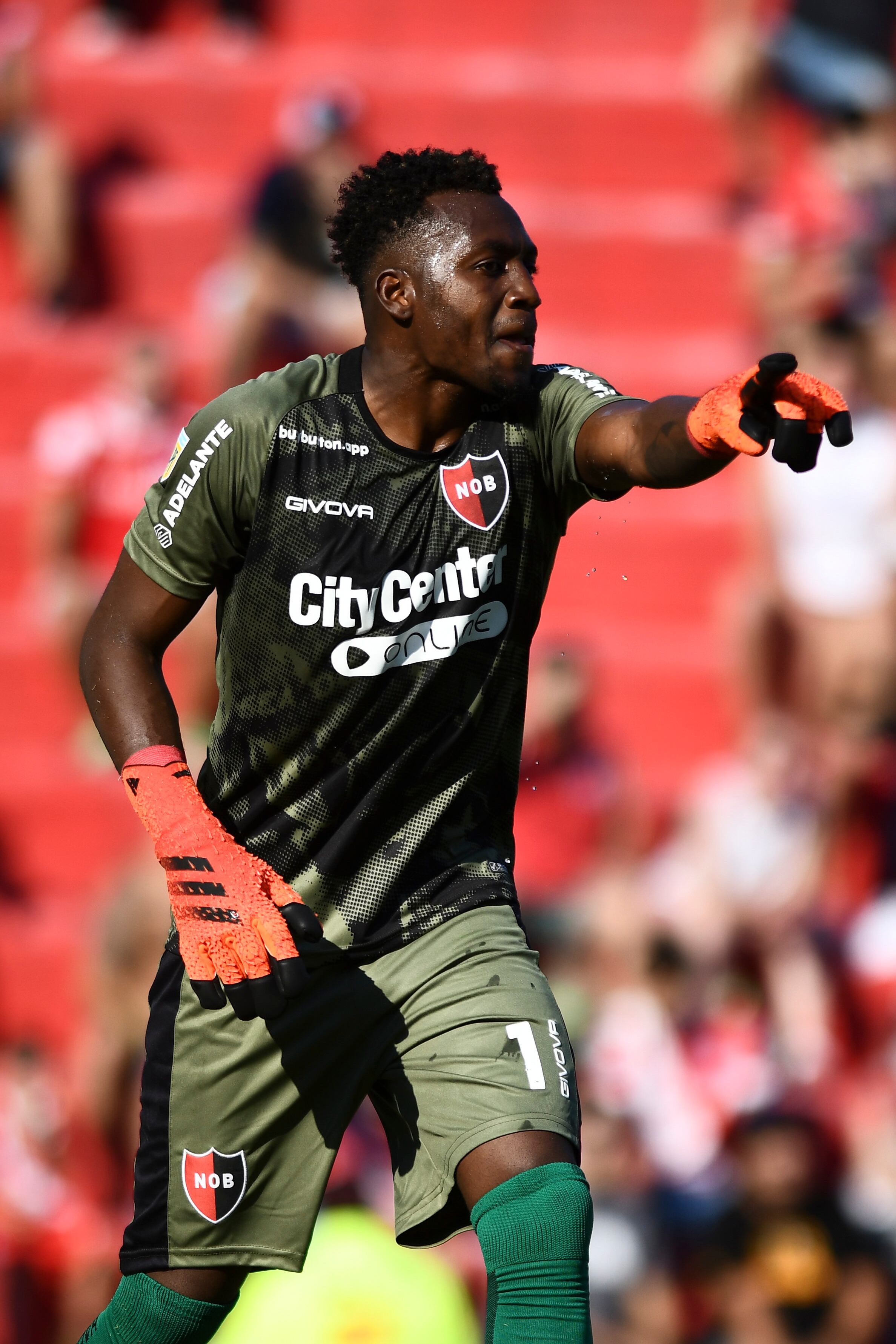 BUENOS AIRES, ARGENTINA - FEBRUARY 15: Ivan Arboleda Newell's Old Boys gestures during a match between Argentinos Juniors and Newell's Old Boys as part of Copa de la Liga at Diego Armando Maradona stadium on February 15, 2022 in Buenos Aires, Argentina. (Photo by Rodrigo Valle/Getty Images)