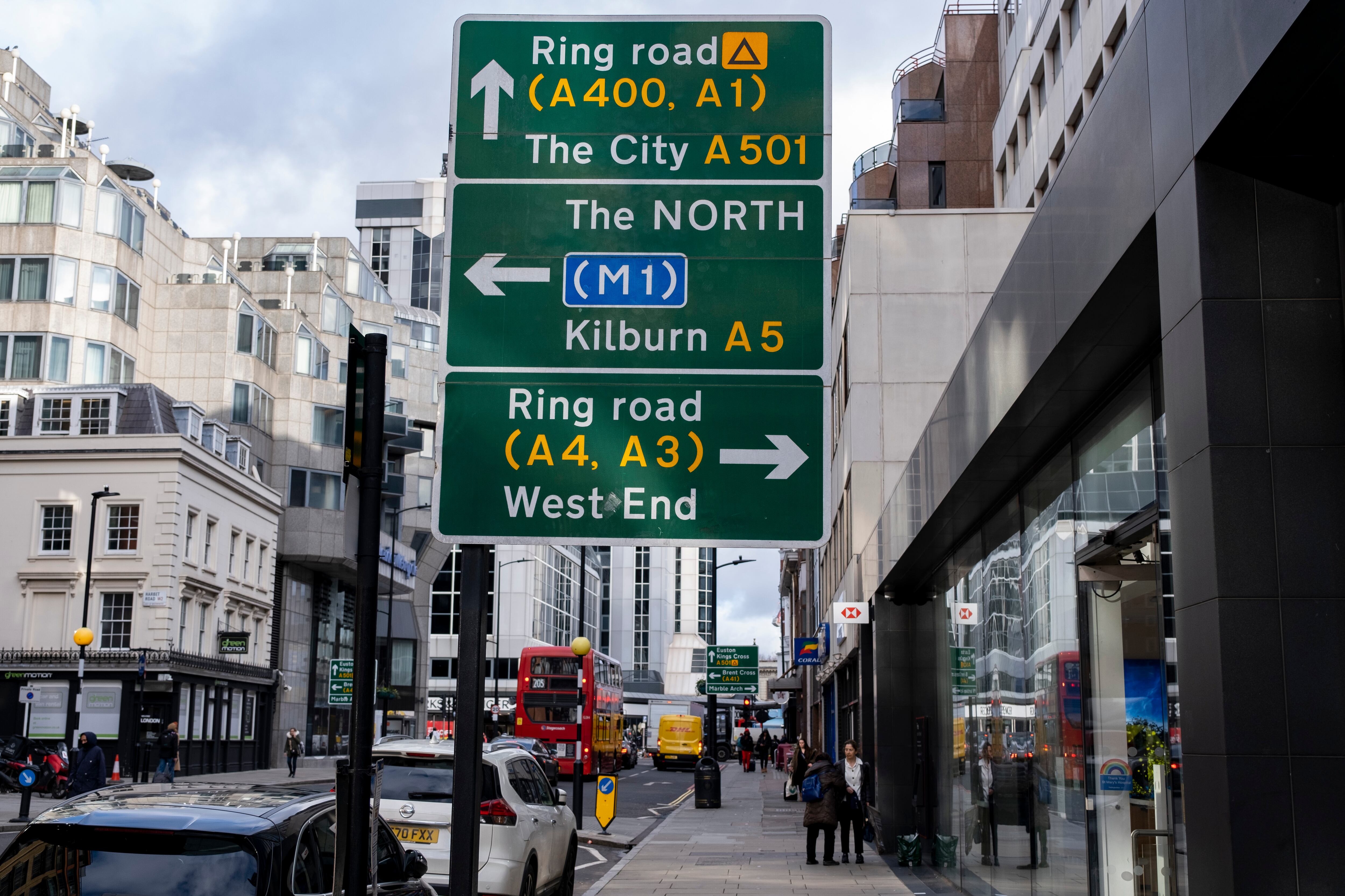 Interesección en Londres para tomar la autopista M1 norte en Praed Street, Paddington, el 9 de enero de 2023 en Londres, Reino Unido. La autopista M1 conecta Londres con Leeds, en el norte de Inglaterra, donde se une a la A1.