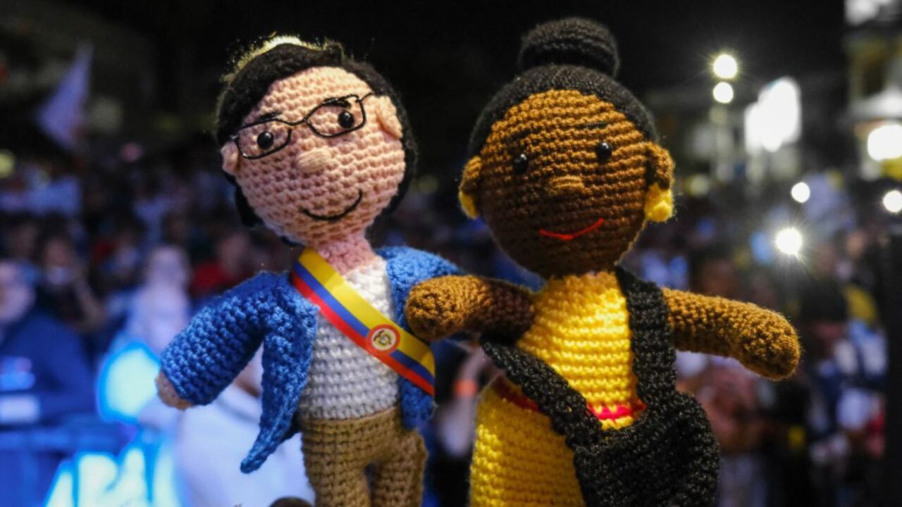 Los muñecos tejidos que se unen a la campaña del Pacto Histórico.