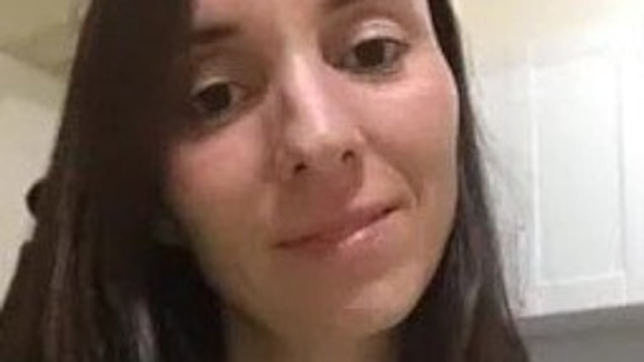 El cuerpo de María Alejandra demuestra graves signos de violencia, según las primeras investigaciones la mujer habría sido atacada con una pesa y luego el responsable del hecho procedió a descuartizarla y quemarla.