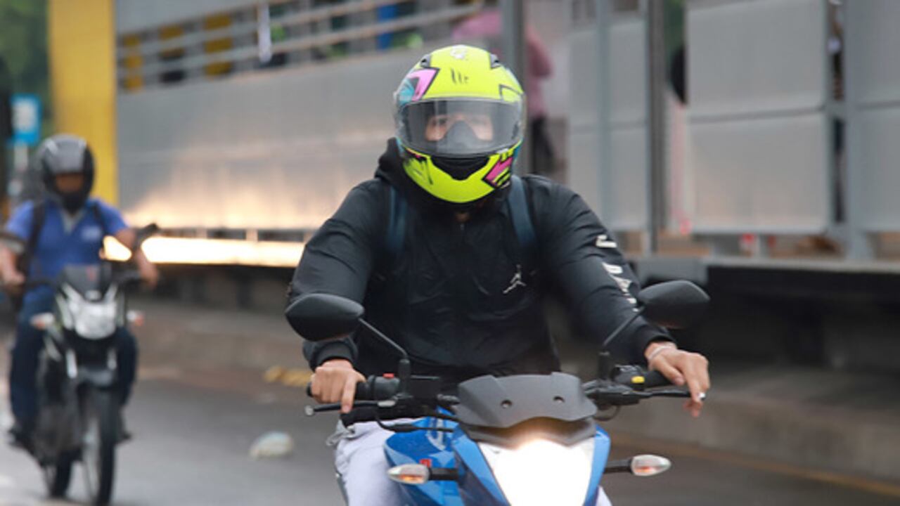 Invasión del carril del MIO en Cali