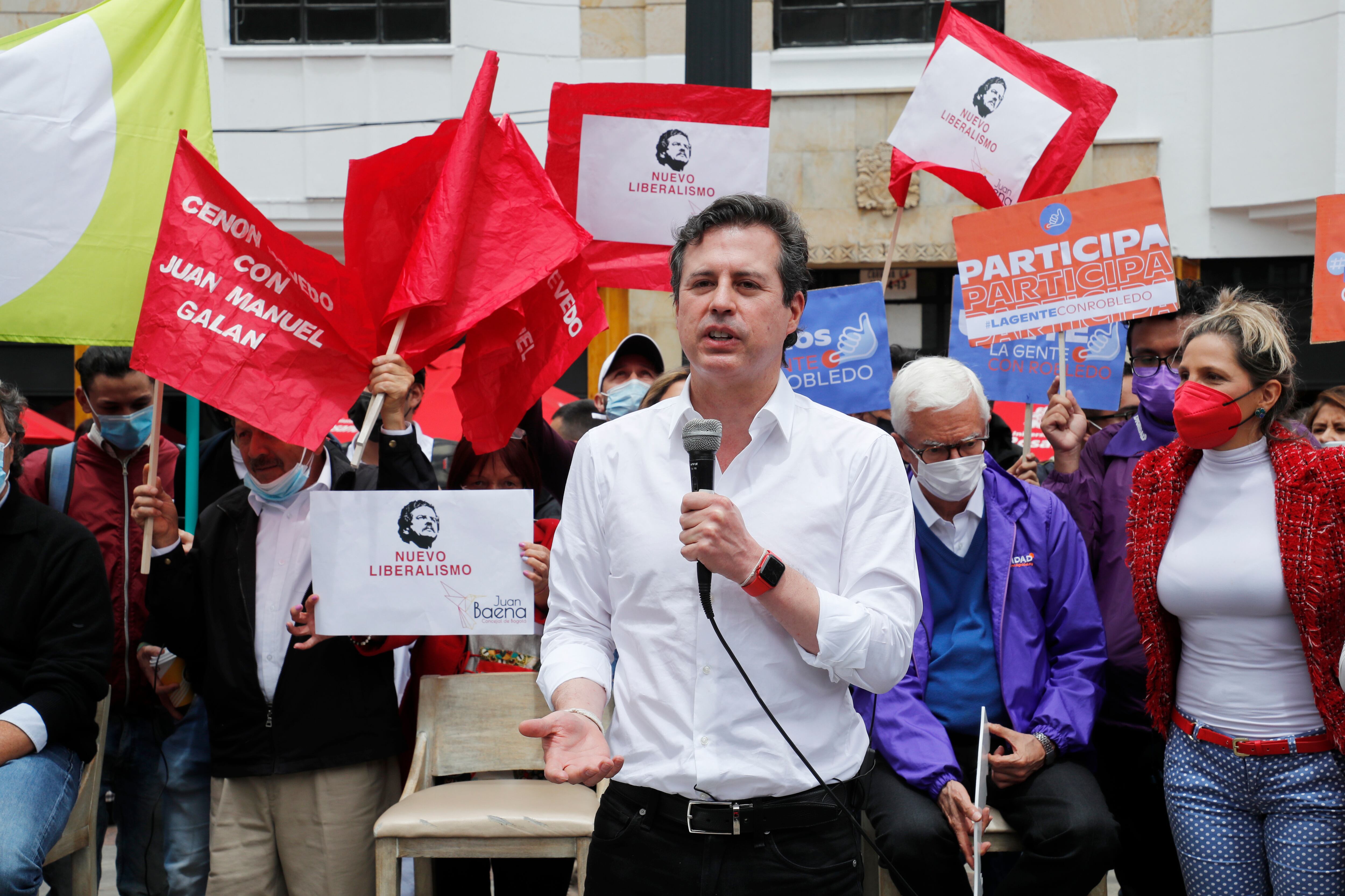 Coalición de la Esperanza en Bogotá  precandidatos presidenciales Juan Manuel Galán del Nuevo Liberalismo con simpatizantes en un acto en la plazoleta del Rosario
Bogotá octubre 7 del 2021
Foto Guillermo Torres Reina / Semana
