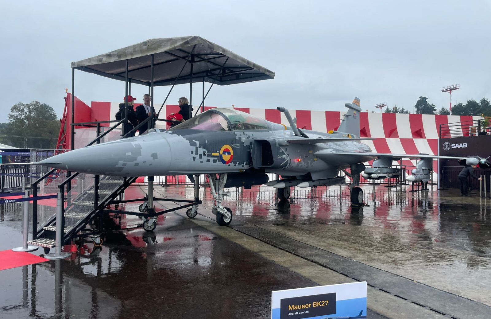 Avión de guerra Gripen en feria internacional en Rionegro, Antioquia.