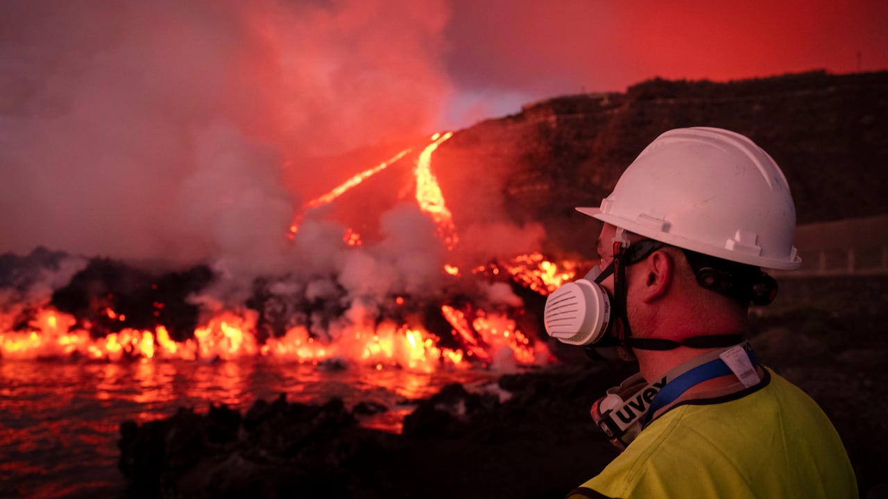 El pasado miércoles 10 de noviembre la lava del volcán volvió a alcanzar el océano Atlántico, informó el Ministerio de Transportes de España a través de sus redes sociales. (AP Photo/Taner Orribo)