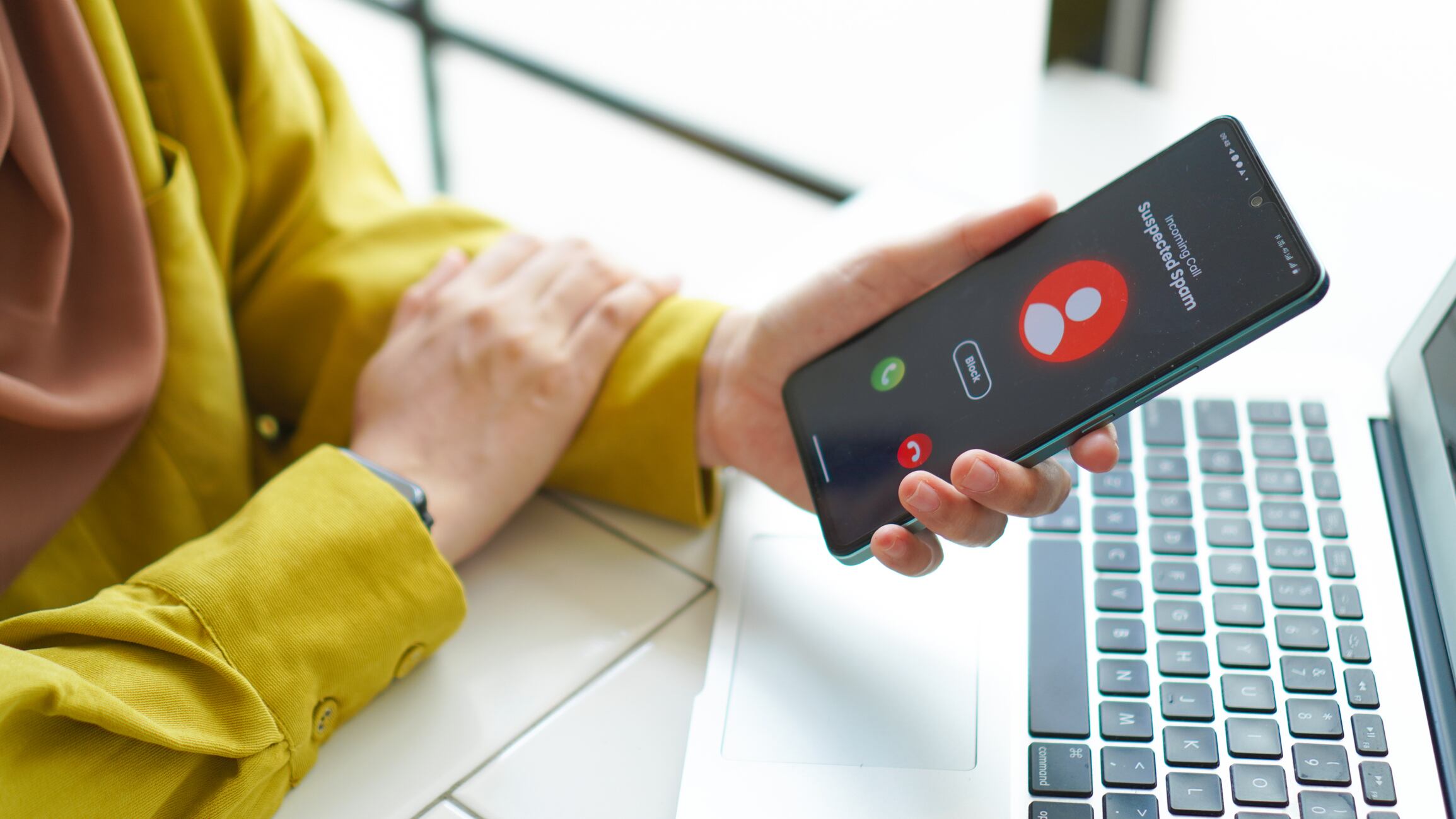 La mejor solución es nunca contestar llamadas con estos prefijos para evitar estafas.