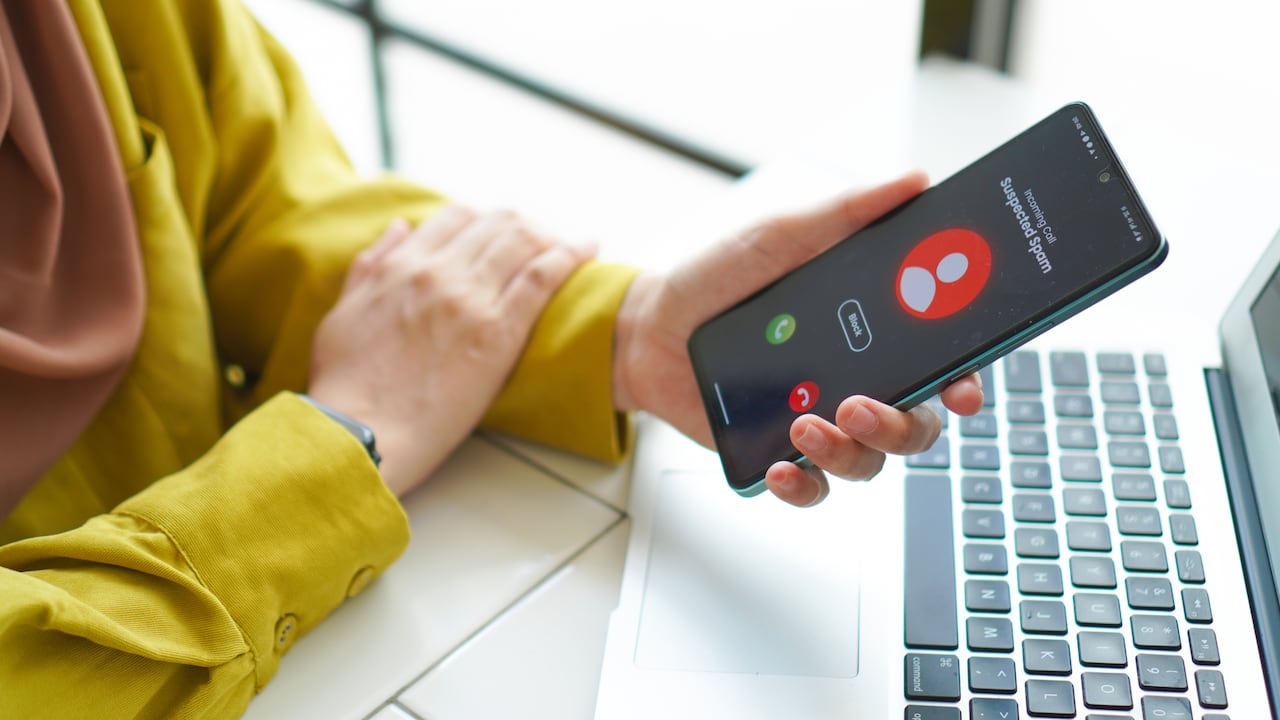 La mejor solución es nunca contestar llamadas con estos prefijos para evitar estafas.