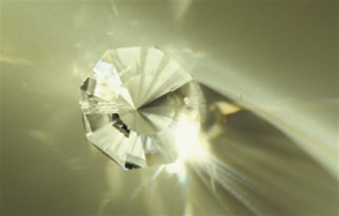 Un diamante bien cortado es brillante, en la mayoría de los casos, este brillo parece venir del centro de la piedra.