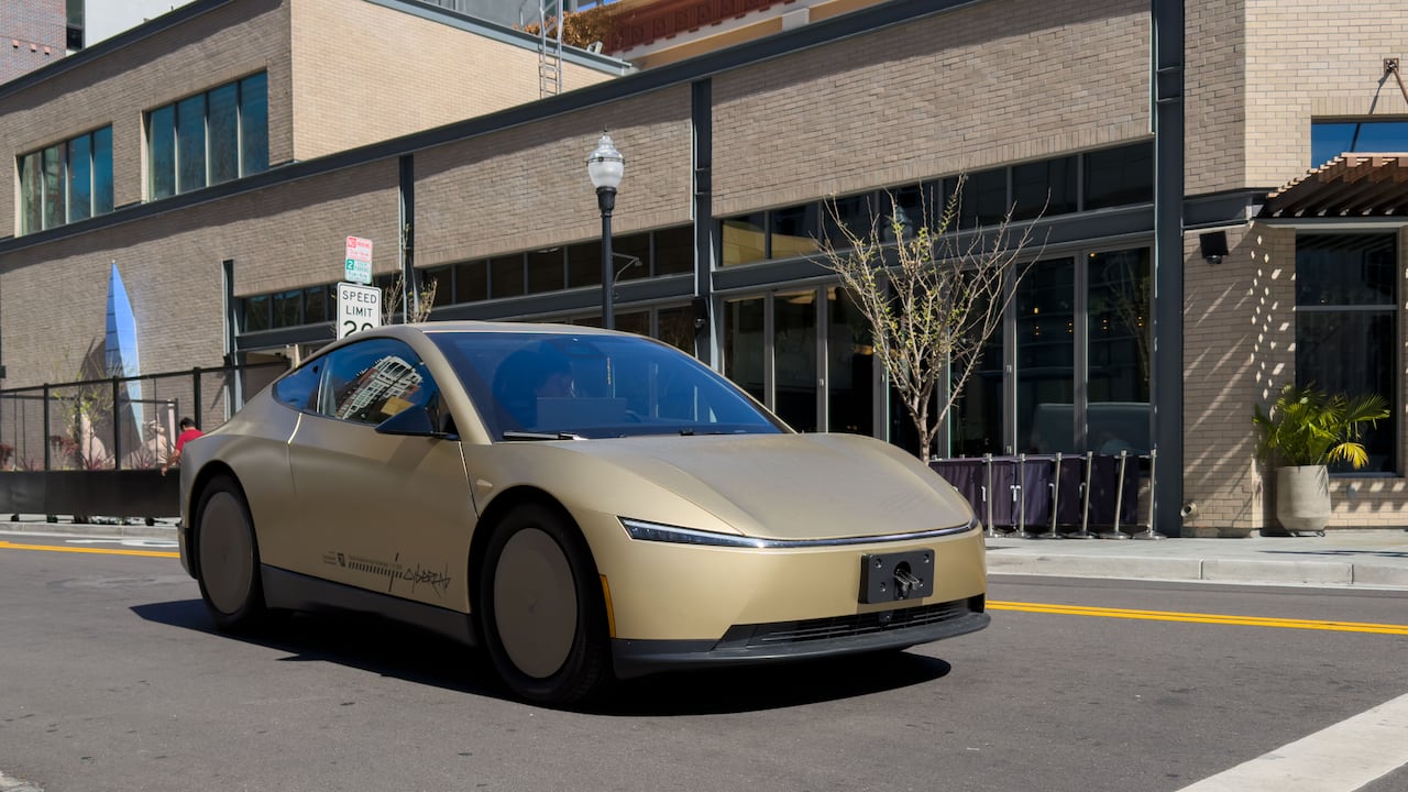 Tesla lanzó ayer su robotaxi Cybercab,