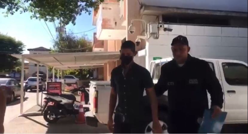 Se entregó padre de bebé que murió en motel.