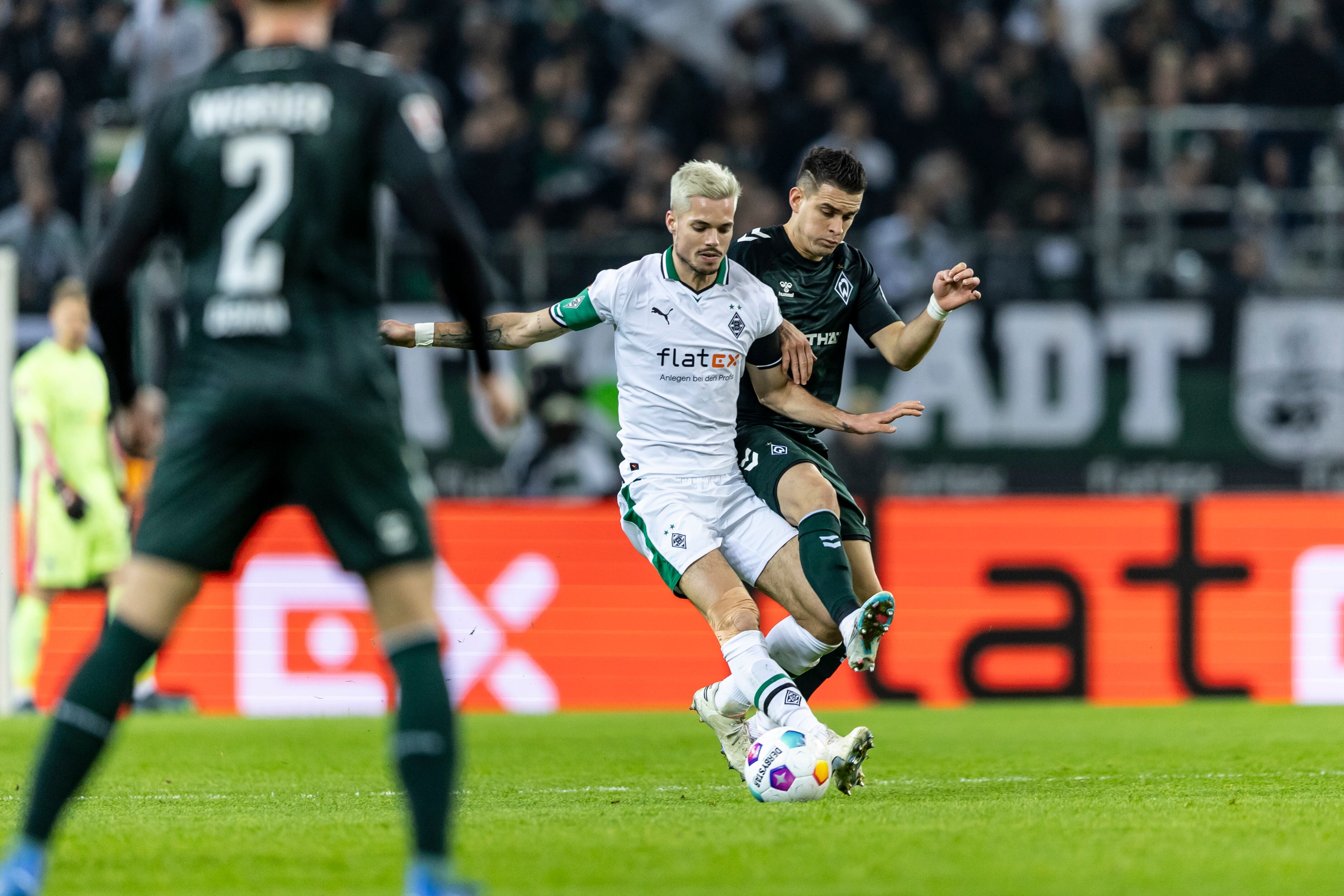 Julian Weigl del Borussia Moenchengladbach y Rafael Borré del SV Werder Bremen luchan por el balón durante el partido de la Bundesliga entre el Borussia Moenchengladbach y el SV Werder Bremen en el Borussia-Park el 15 de diciembre de 2023 en Moenchengladbach, Alemania.
