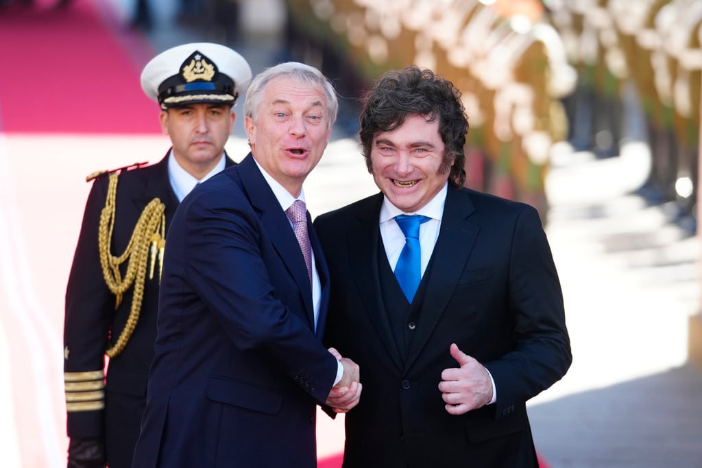 El presidente de Chile, José Antonio Kast (izquierda), estrecha la mano del presidente de Argentina, Javier Milei, frente al Palacio de La Moneda en Santiago, Chile, el jueves 3 de septiembre de 2026.