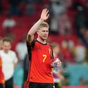 El belga Kevin De Bruyne saluda a los hinchas al término del partido contra Canadá en la Copa del Mundo, en Doha, Qatar, el miércoles 23 de noviembre de 2022. (AP Foto/Martin Meissner)
