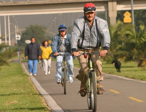 Para los bogotanos la bicicleta se ha convertido en una opción real de transporte, a pesar del deterioro de las ciclo rutas en los últimos años.