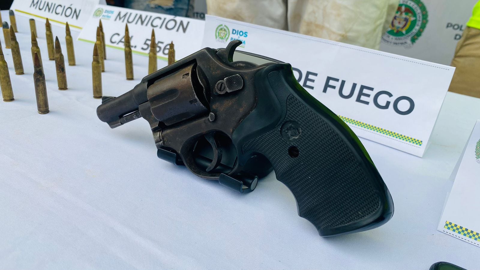 Revolver decomisado al Clan del Golfo en el Magdalena Medio.