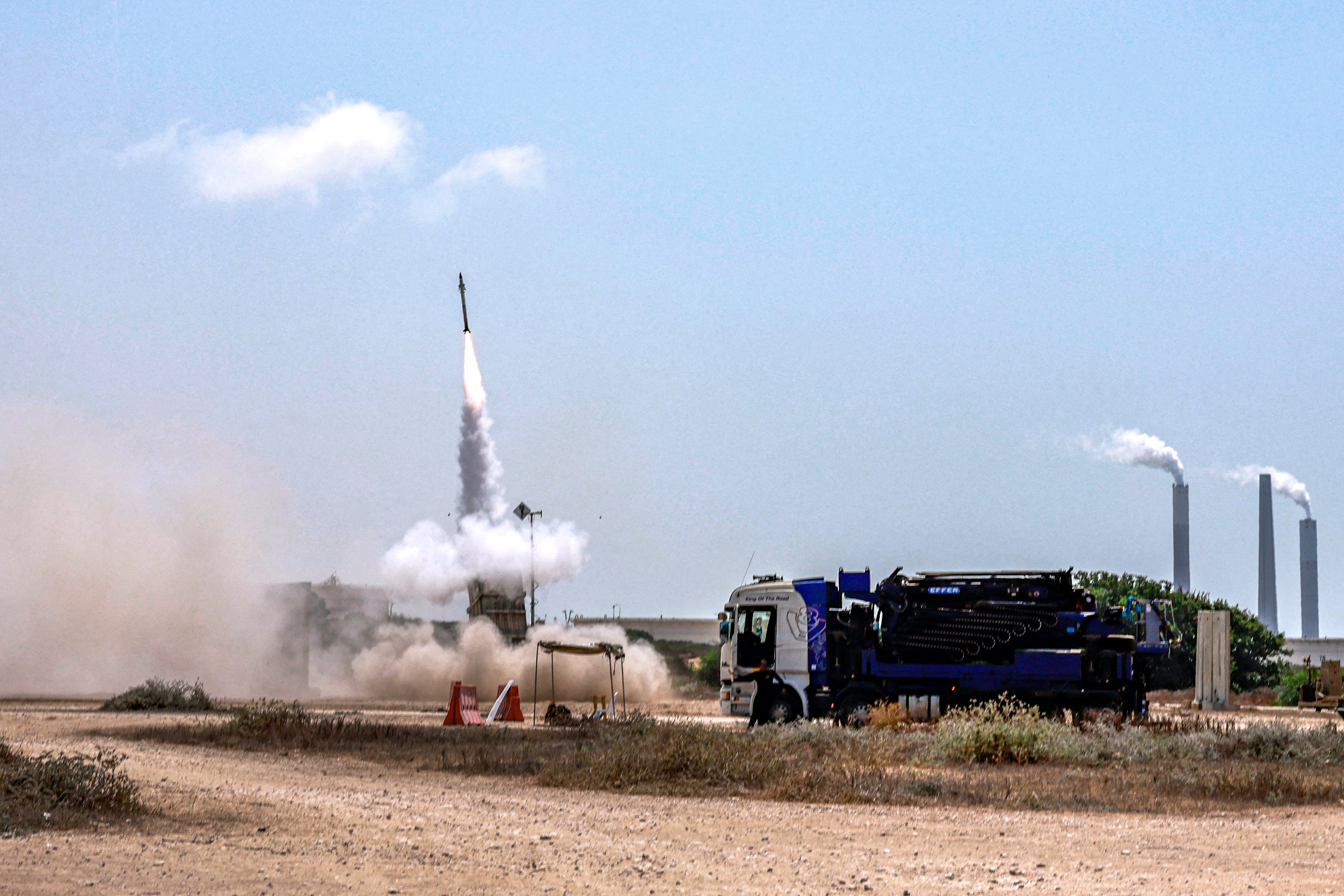 Se lanza un misil desde una batería del sistema de misiles de defensa Cúpula de Hierro de Israel, diseñado para interceptar y destruir cohetes de corto alcance y proyectiles de artillería, en Ashkelon, en el sur de Israel, el 6 de agosto de 2022. - Israel golpeó Gaza con ataques aéreos y los palestinos El grupo militante Yihad Islámica tomó represalias con una andanada de cohetes, en la peor escalada de violencia en el territorio desde la guerra del año pasado. Israel ha dicho que se vio obligado a lanzar una operación "preventiva" contra la Yihad Islámica, insistiendo en que el grupo estaba planeando un ataque inminente tras días de tensiones a lo largo de la frontera con Gaza. (Foto de Menahem KAHANA / AFP)