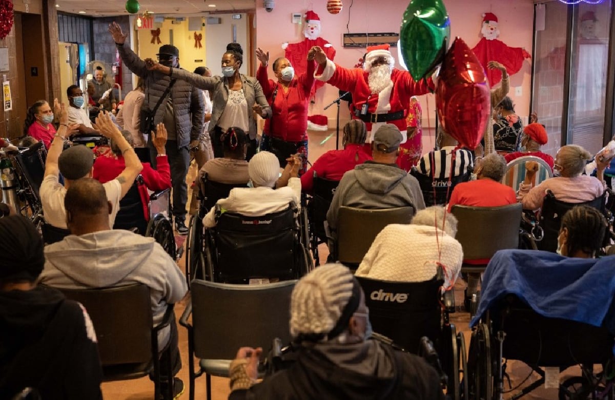 Los residentes de un asilo de ancianos en Blooklyn, Nueva York,  y los trabajadores del lugar bailan  durante la fiesta de Navidad.