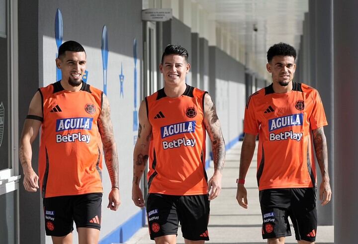 Daniel Muñoz, James Rodríguez y Luis Díaz, en la sede de Boca Juniors, en Buenos Aires (Argentina)