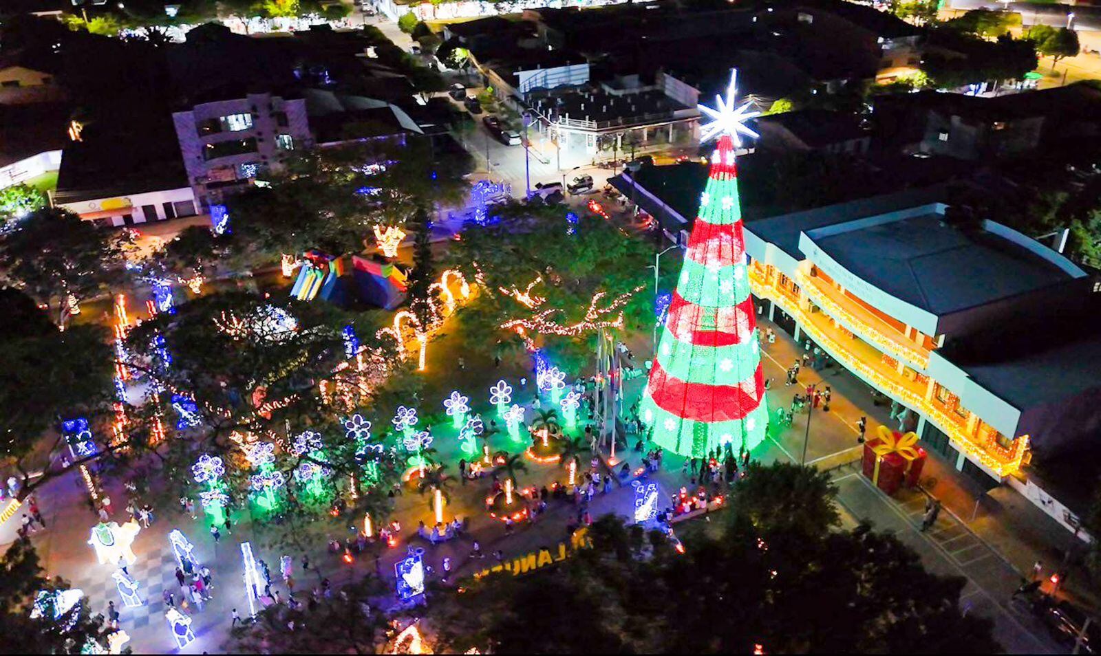 Entre los atractivos más destacados están los árboles de Navidad decorados con esmero, algunos de ellos alcanzando varios metros de altura.