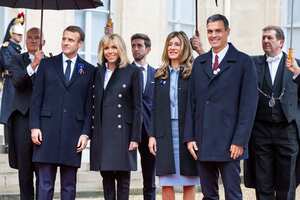 El presidente del Gobierno español, Pedro Sánchez acompañado por su esposa, Begoña Gómez, a su llegada hoy al Palacio del Elíseo, donde fue recibido por el presidente francés, Emmanuel Macron, y su esposa Brigitte.