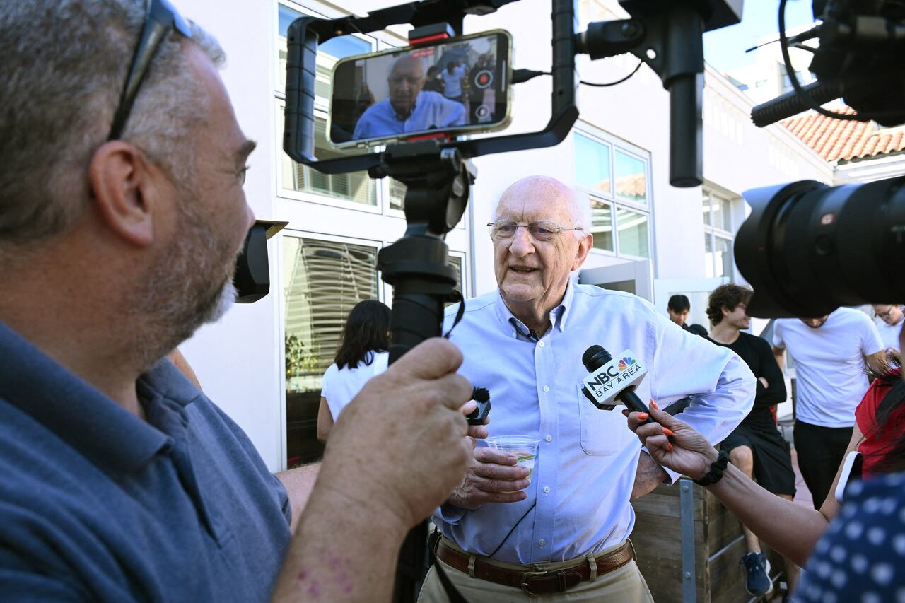 John Clarke (C), profesor emérito de física de la Universidad de California, Berkeley, es entrevistado en el campus el 7 de octubre de 2025 durante una conferencia de prensa en la que se celebra su Premio Nobel de Física 2025.
