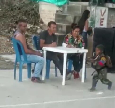 Tres adultos eran los jurados en medio del desfile.