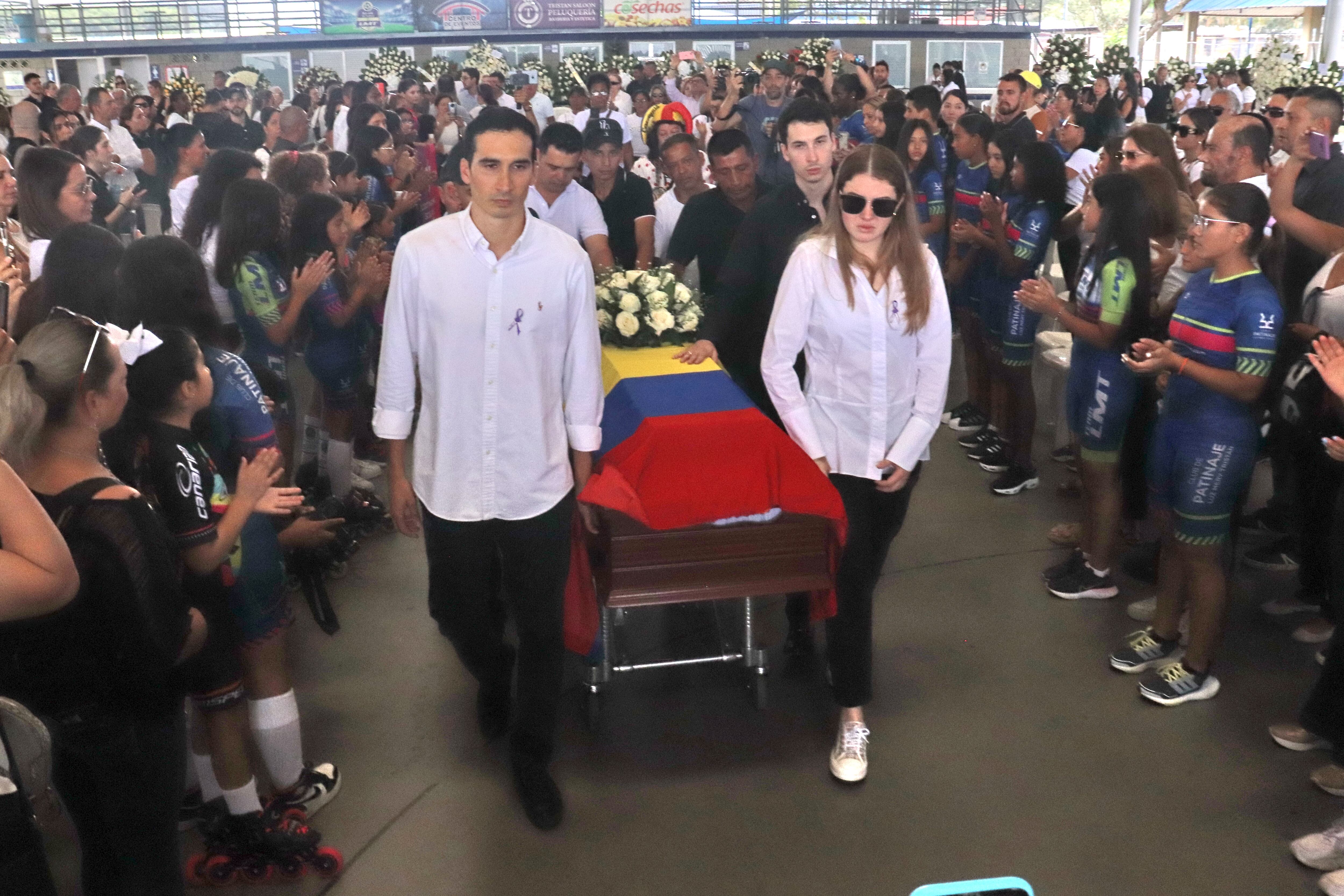 EN LE CENTRO DE EVENTOS LUZ MERY TRISTÁN SE CELEVRÓ EL FUNERAL DE LA EX CAMPONA MUNIDAL DE PATINAJE LUZ MERY TRISTÁN ASESINADA  POR SU NOVIO. AL ACTO ASISTIERON SUS HIJOS.