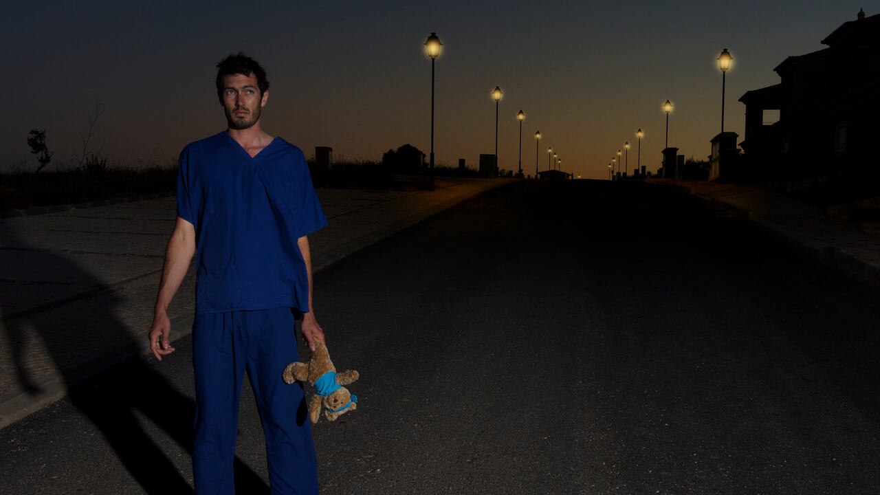 Caminar dormido ocurre con mayor frecuencia durante el sueño profundo no MOR, en las primeras horas de la noche.